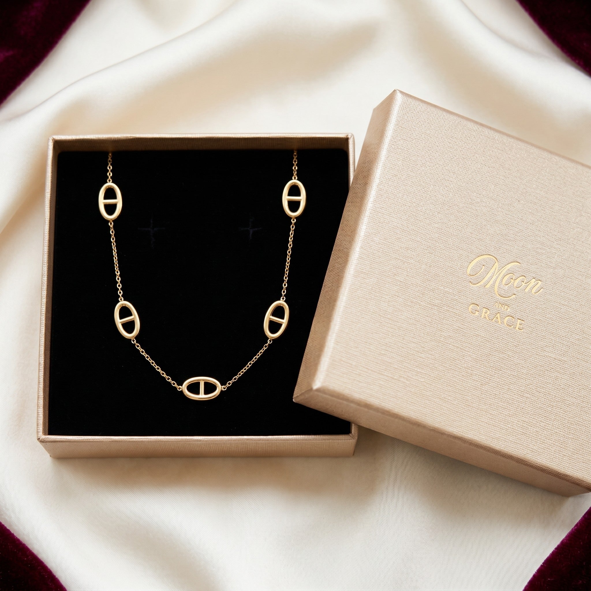 Collier Aveline